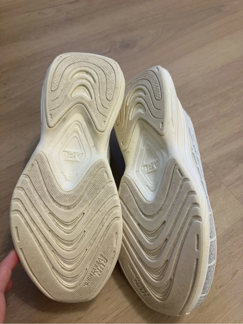 APL Techloom Zipline in Light Gray and White
